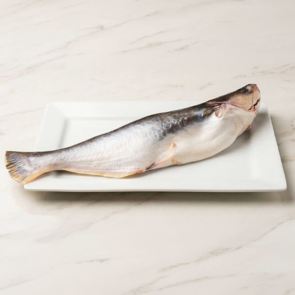 Cá basa Việt Nam nguyên con đông lạnh (khoảng 700g), 1 bịch 1