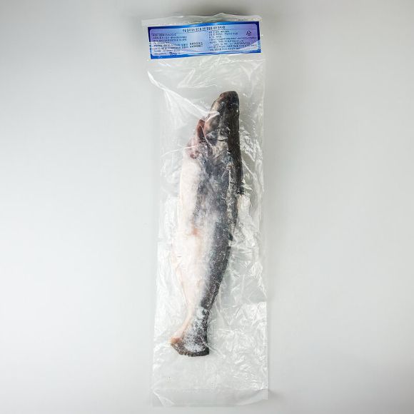 Cá basa Việt Nam nguyên con đông lạnh (khoảng 700g), 1 bịch 4